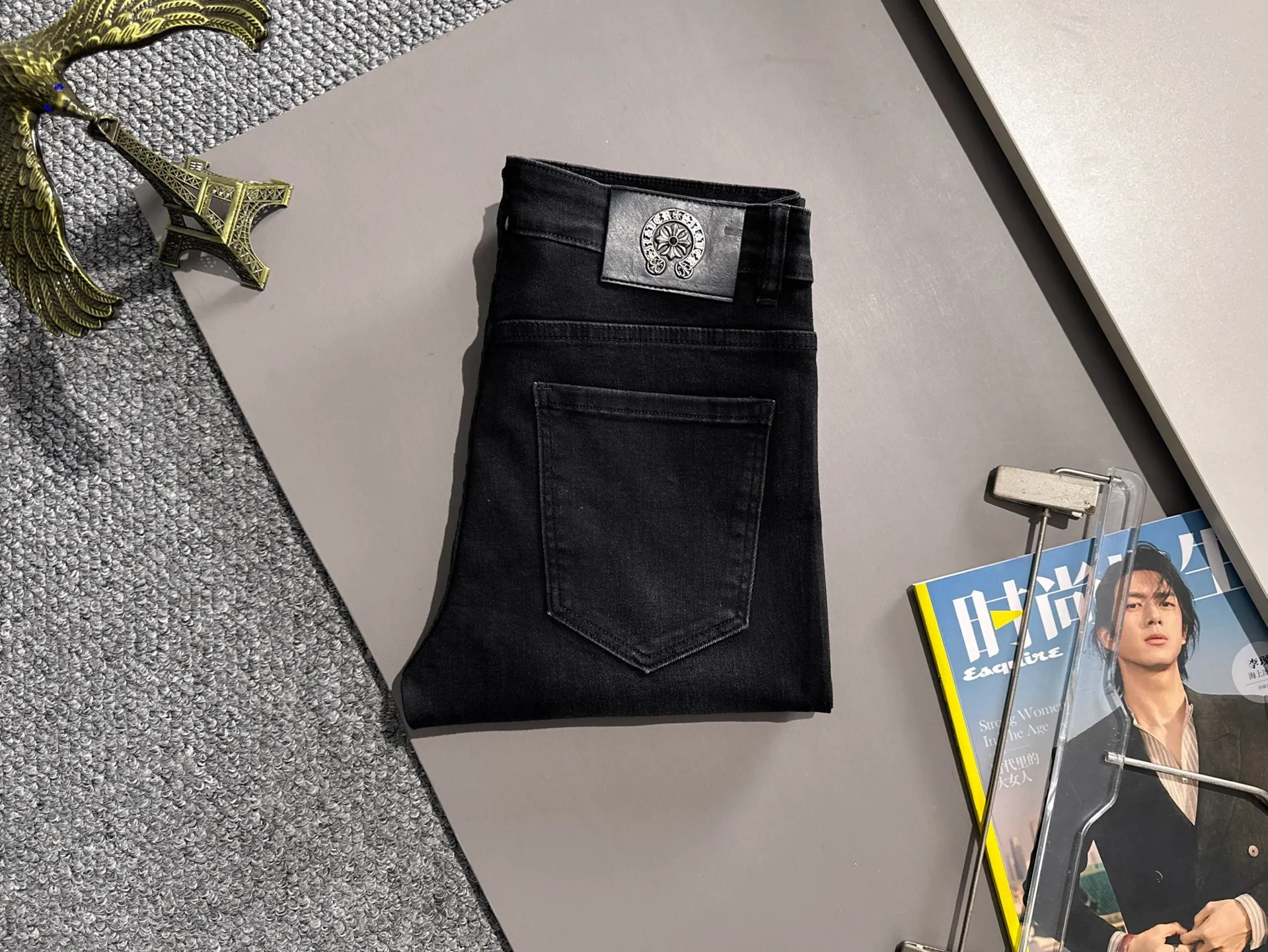 🅿️400 Croxin’s 2025 new four-season hot brick pocket slim-fit jeans trousers are woven from imported Japanese Denim plain cotton denim fabric. They are complete with three standards, simple yet elegant, soft, delicate and comfortable, and the upper body is versatile and fashionable! Light luxury, a must-have item for daily commuting! Code number: 28-40 (please state your height and weight when placing an order)
